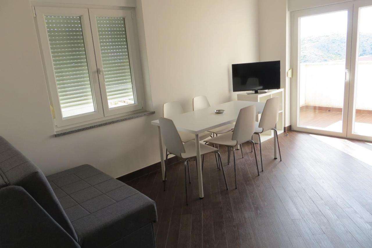 Mungos Apartment เซซาริซา ภายนอก รูปภาพ